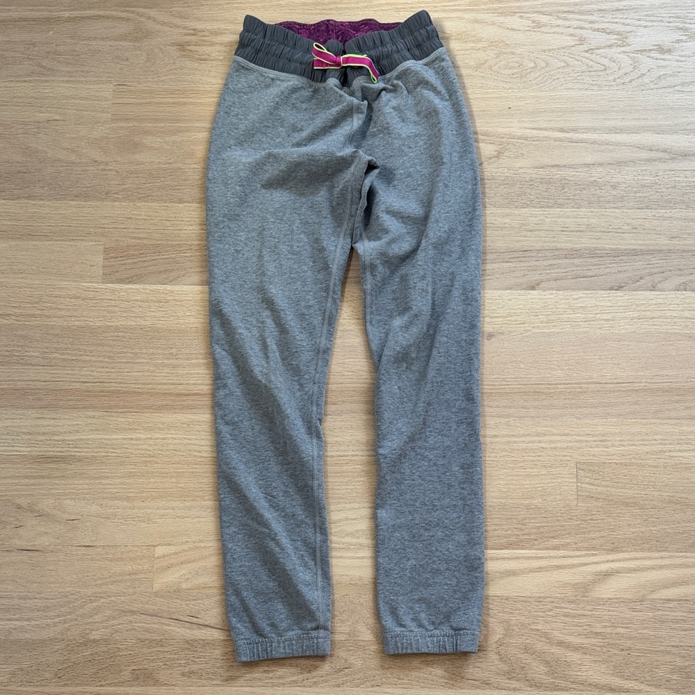 Ivivva gray joggers with pink accents